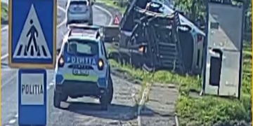 Microbuz cu 9 pasageri, izbit de un cap de pod, în Timiș