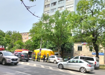 VIDEO Un bărbat din Timișoara amenință că se aruncă de pe bloc! Pompierii intervin