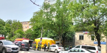 VIDEO Un bărbat din Timișoara amenință că se aruncă de pe bloc! Pompierii intervin