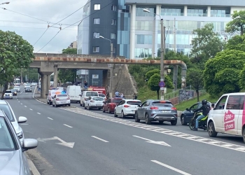 FOTO Încă o posibilă tentativă de suicid în Timișoara. Un bărbat s-ar fi aruncat de pe viaductul din Piața 700