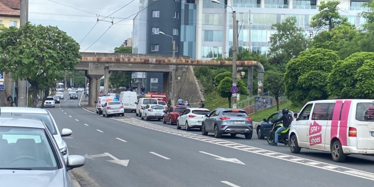 FOTO Încă o posibilă tentativă de suicid în Timișoara. Un bărbat s-ar fi aruncat de pe viaductul din Piața 700