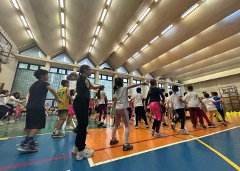 GALERIE FOTO Copiii ne învață să redescoperim bucuria sportului!