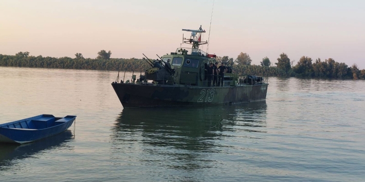 FOTO Poluare masivă pe Dunăre! Tone de produse petroliere scurse ar putea ajunge în România