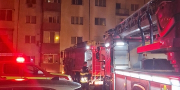 VIDEO Zeci de persoane autoevacuate dintr-un bloc, din Timișoara! Incendiu provocat de o țigară uitată aprinsă