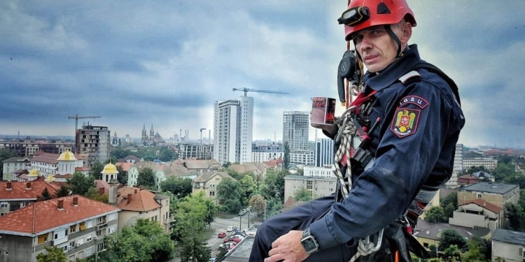 Alin Vicol, pompierul care l-a salvat pe militarul din Timișoara, care amenința că se aruncă de la etajul al 7-lea