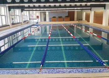 Mai multă mișcare! Timișorenii pot folosi bazinele de înot și sălile de sport din școli