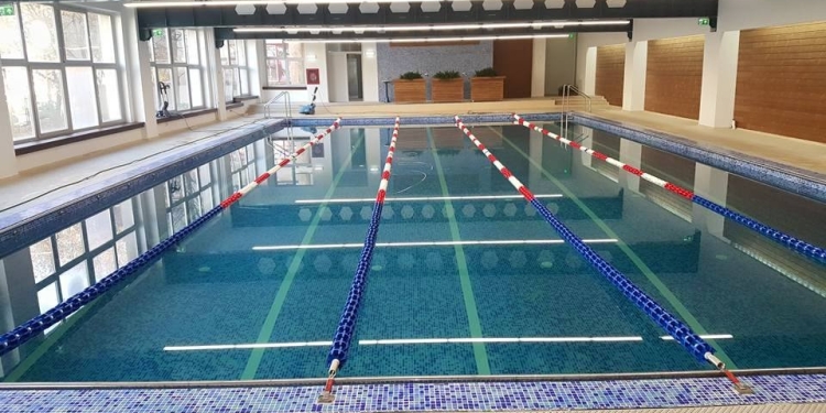 Mai multă mișcare! Timișorenii pot folosi bazinele de înot și sălile de sport din școli