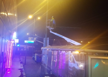 Continuă tăierea cablurilor aeriene din zona Piața 700