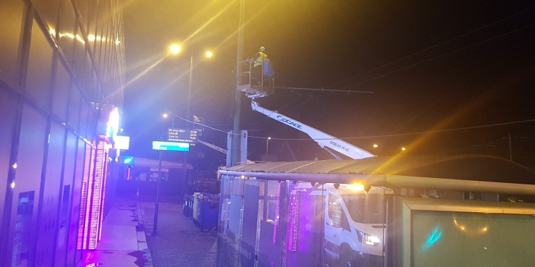 Continuă tăierea cablurilor aeriene din zona Piața 700