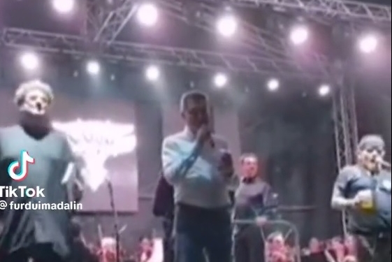 VIDEO Gafă a primarului din Arad, pe scena unui festival din oraș