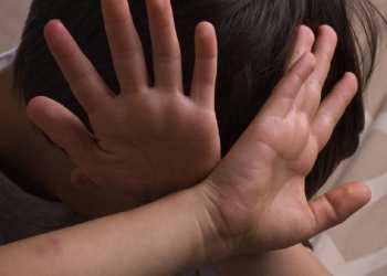 Scandalos! Sute de copii din Timiș, bătuți sau neglijați de părinți