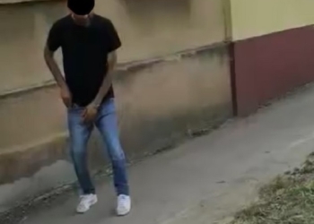 Un bărbat drogat se plimba printre mașini, la Timișoara