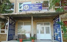 Dosar penal în vestul țării! Au fotografiat subiectele de BAC cu nasturii de la bluze