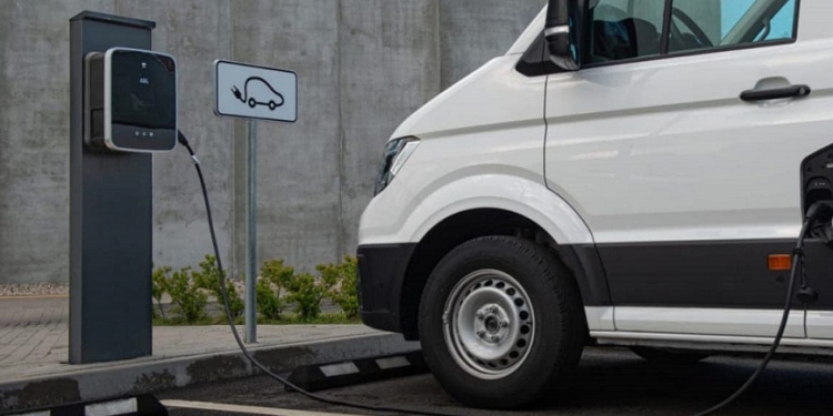 Elevii din Timiș, transportați la școală cu microbuze electrice. Consiliul județean vrea să atragă bani europeni