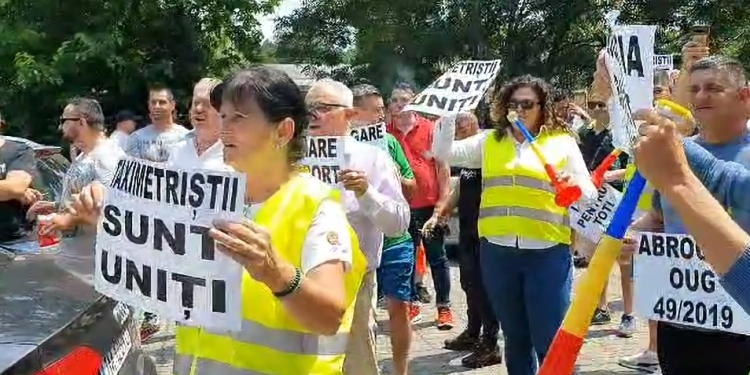 VIDEO „Războiul” taxi – ride sharing, continuă! Taximentriștii din Timișoara au ieșit în stradă