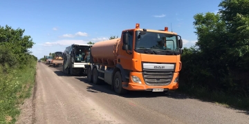 Asfaltul uzat, reutilizat în timpul lucrărilor de reparații de pe un drum din Timiș