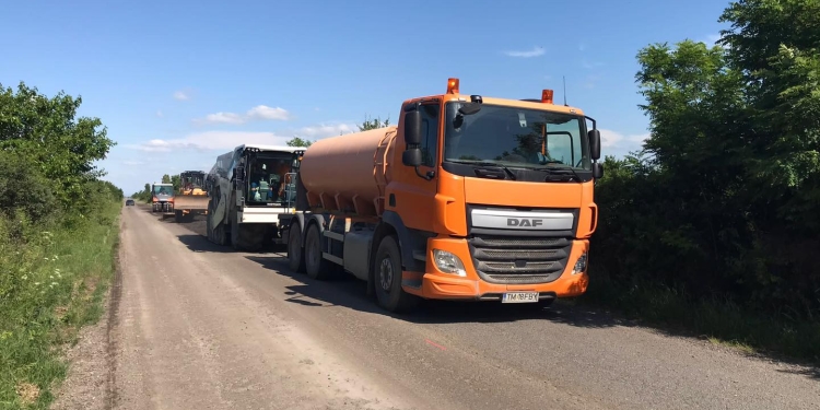 Asfaltul uzat, reutilizat în timpul lucrărilor de reparații de pe un drum din Timiș
