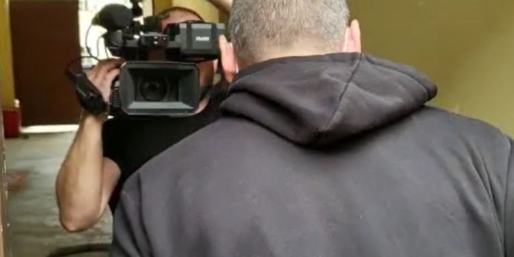 VIDEO Reținut pentru 30 de zile, după ce și-ar fi „măcelărit” soția cu ciocanul