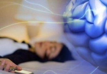 Medic timișorean: Utilizarea telefonului în dormitor, printre cauzele principale ale lipsei cronice de somn