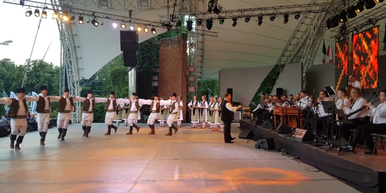 Ansamblul ”Banatul” și invitații săi – spectacol total la Festivalul Inimilor