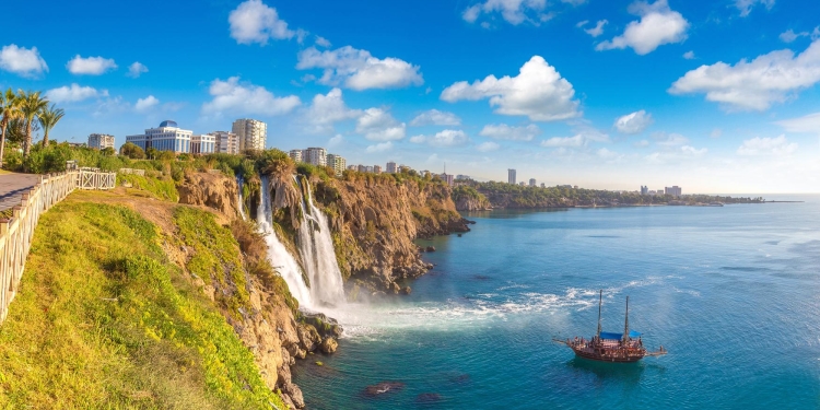 Record de pasageri pe zborurile charter operate din Timișoara