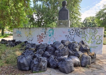 Bătaie de joc! Saci de gunoi lângă statuia lui Ion I.C. Brătianu din Timișoara