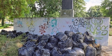 Bătaie de joc! Saci de gunoi lângă statuia lui Ion I.C. Brătianu din Timișoara
