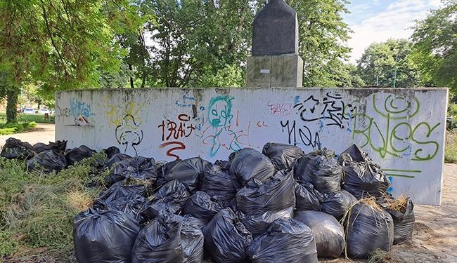 Bătaie de joc! Saci de gunoi lângă statuia lui Ion I.C. Brătianu din Timișoara