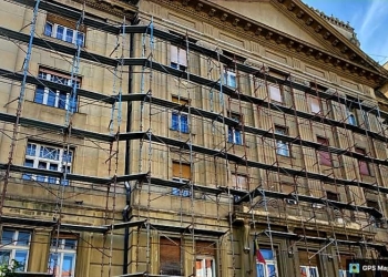 O schelă și un banner instalate ilegal pe o fațadă din Piața Victoriei, demontate