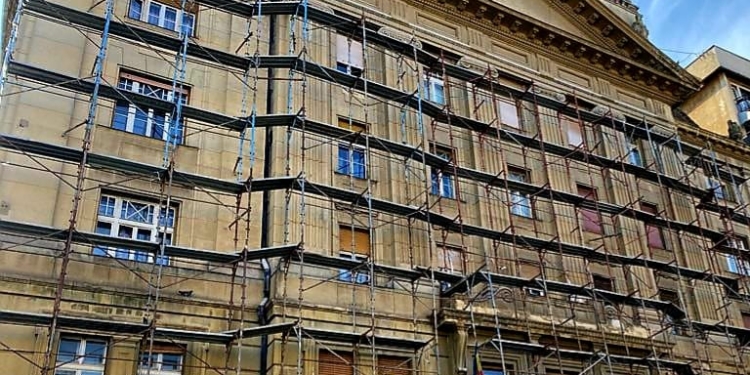 O schelă și un banner instalate ilegal pe o fațadă din Piața Victoriei, demontate