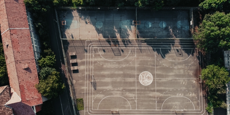 Curțile a 12 școli din Timișoara se deschid pentru copii și tineri care vor să bată mingea