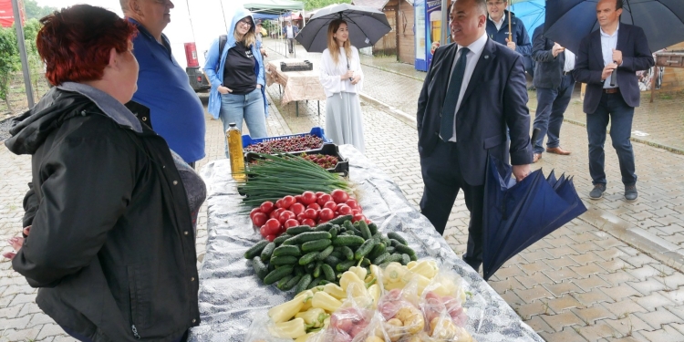 Producători locali din Banat aduc produse proaspete, de vară, în AgroVillage