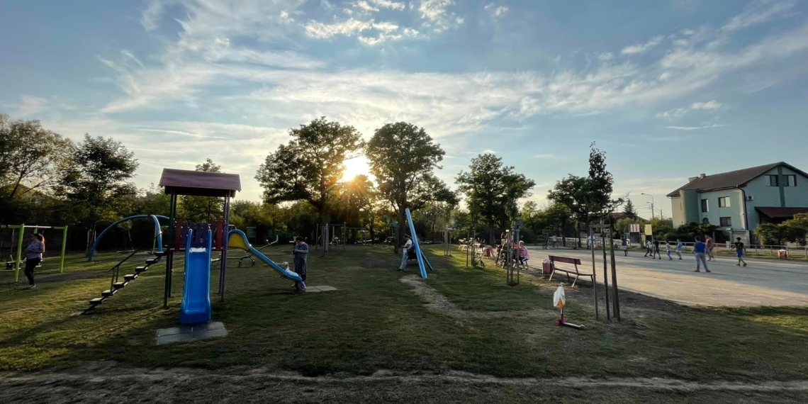 Copiii din Ciarda Roșie se joacă în siguranță! Investiții în parcul din zonă