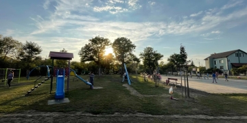 Copiii din Ciarda Roșie se joacă în siguranță! Investiții în parcul din zonă