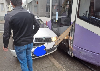Trafic îngreunat în zona Drubeta din Timișoara! „S-au pupat” un tramvai cu o mașină
