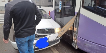 Trafic îngreunat în zona Drubeta din Timișoara! „S-au pupat” un tramvai cu o mașină