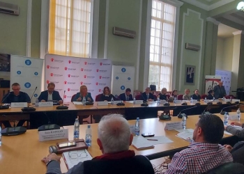 Raport „Salvați Copiii”: Zeci de mii de copii din vestul țării, lipsiți de căldura părinților plecați la muncă în străinătate