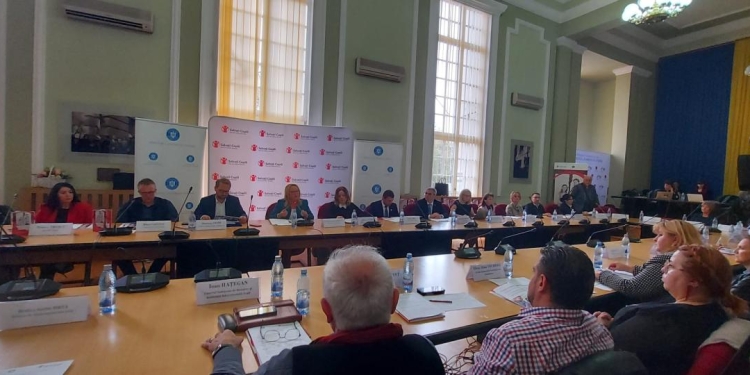 Raport „Salvați Copiii”: Zeci de mii de copii din vestul țării, lipsiți de căldura părinților plecați la muncă în străinătate