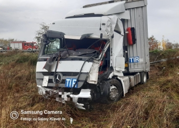 Două tiruri s-au ciocnit la Margina! Un șofer a fost rănit