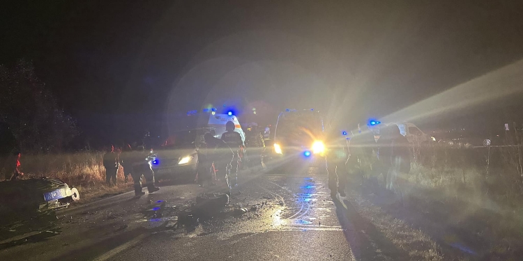 Accident grav la Sânandrei! Două autoturisme au fost spulberate, unul dintre șoferi, încarcerat