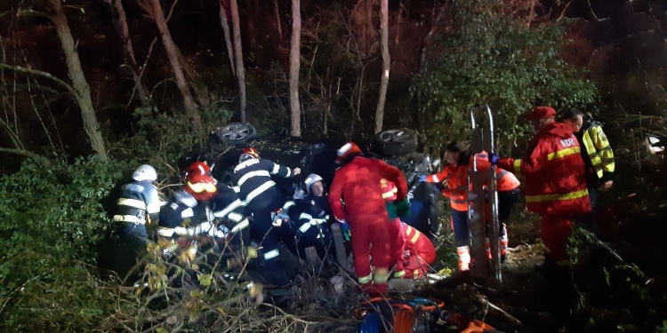 Patru tineri răniți, după ce mașina în care se aflau s-a răsturnat, în Timiș. Șoferul era beat și nu avea permis