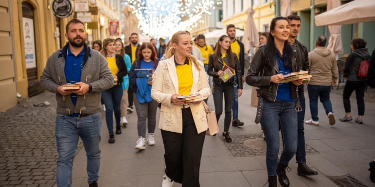 Cărți împărțite în centrul Timișoarei, de Ziua Mondială a Sănătății Mintale