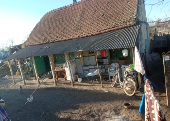 O nouă casă pentru o familie sărmană cu cinci copii, cu ajutorul mitropolitului Banatului