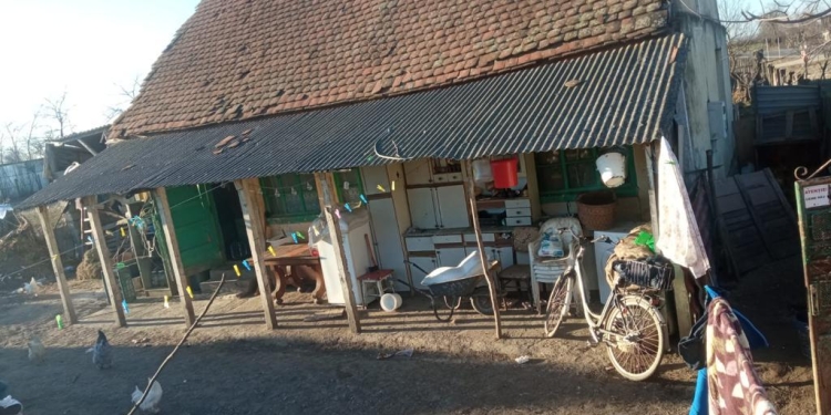 O nouă casă pentru o familie sărmană cu cinci copii, cu ajutorul mitropolitului Banatului