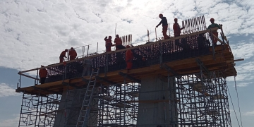 Forfotă mare pe șantierul centurii de sud a Timișoarei. Se lucrează la pasaje și poduri