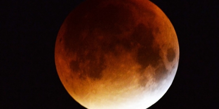 Eclipsă parțială de lună, în această seară