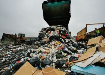 Zeci de tone de deșeuri din vestul Europei, oprite la intrarea în România