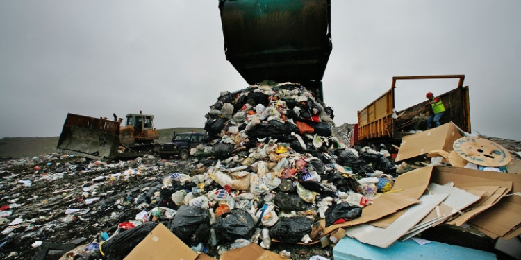 Zeci de tone de deșeuri din vestul Europei, oprite la intrarea în România