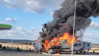 La un pas de tragedie! Un tir a luat foc într-o benzinărie pe A1, în Timiș