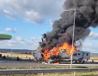 La un pas de tragedie! Un tir a luat foc într-o benzinărie pe A1, în Timiș